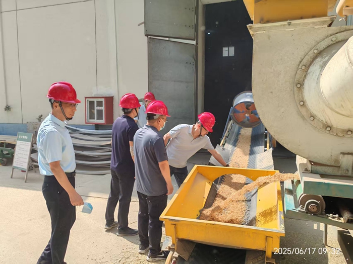 淮南市糧食和物資儲備局黨組書記、局長徐權調(diào)研督導夏糧收購工作